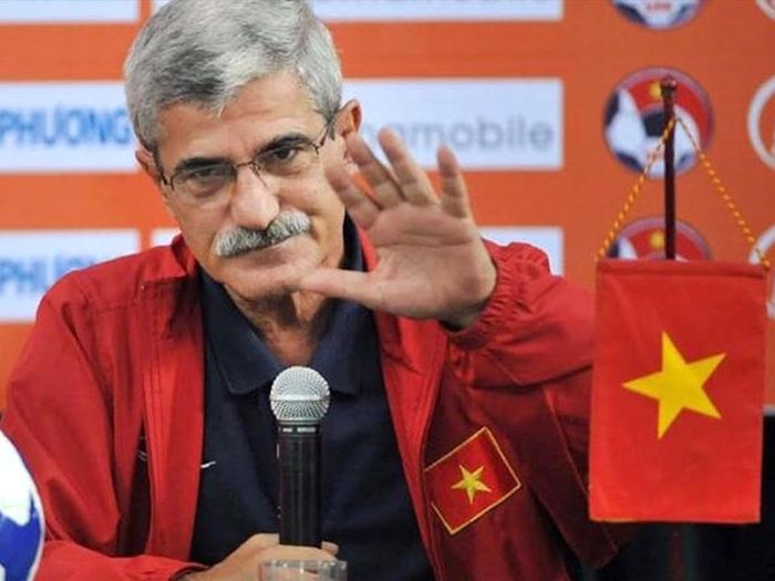 HLV Henrique Calisto đã xin nghỉ sau AFF Cup 2010 vì không chịu nổi áp lực dư luận