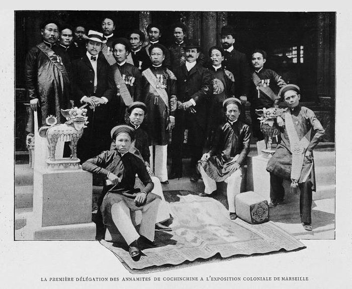 Nguyễn Văn Vĩnh (âu phục, mũ trắng) trong đoàn Nam Kỳ dự Đấu xảo Marseille 1922