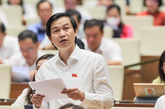 Đại biểu Lê Văn Cường cho rằng, Hội đồng y khoa quốc gia có trách nhiệm xây dựng chương trình ngân hàng câu hỏi liên quan đến cập nhật kiến thức y khoa liên tục (Ảnh: Quochoi.vn).