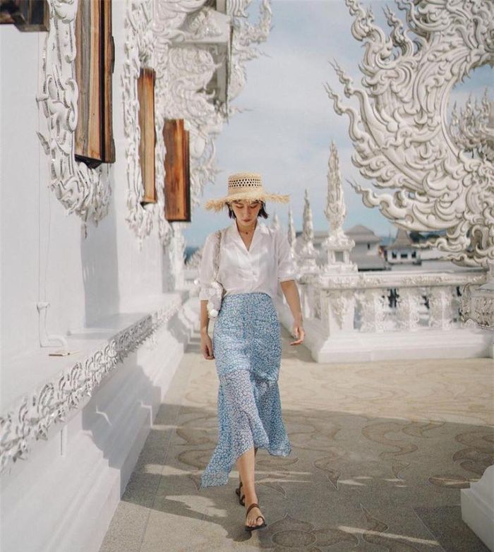 Với phần thiết kế vát nhọn, chân váy bất đối xứng dễ dàng đem đến hiệu ứng cao ráo và thanh thoát hơn cho tổng thể vóc dáng. 