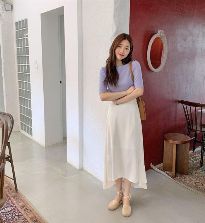 Đây cũng là một kiểu chân váy rất phóng khoáng, thú vị nhưng không kém phần nữ tính, bạn thêm item này vào tủ đồ thì style mùa hè sẽ thêm phần sinh động.