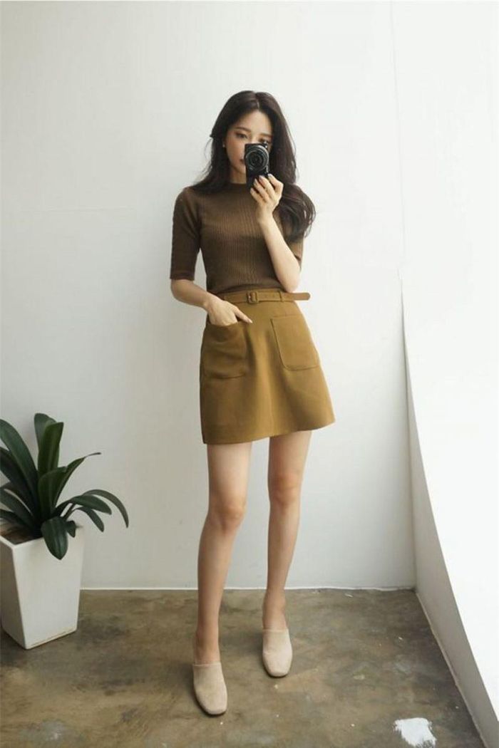 Cuối cùng, đừng quên kết lại bằng một đôi sandal quai mảnh, giày màu be hoặc sandal nhựa trong để cặp chân được kéo dài miên man nhé các chị em.