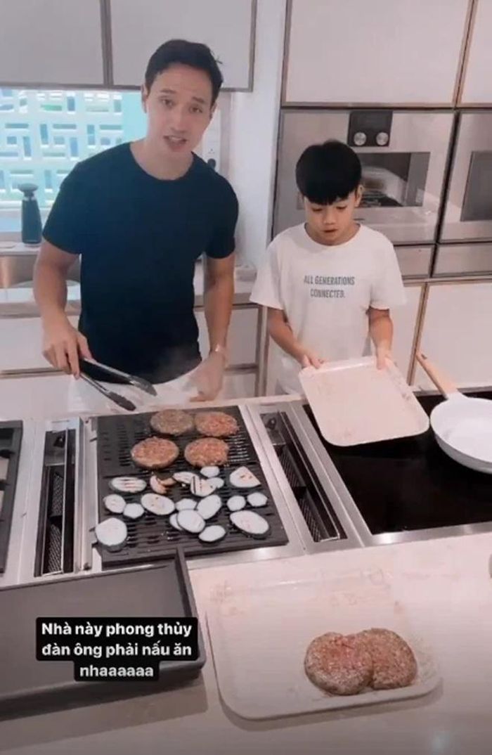 Subeo vào bếp cùng bố dượng Kim Lý. 