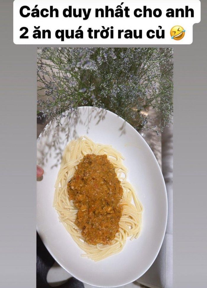 Đĩa mì Ý (Spaghetti) mà Hồ Ngọc Hà dành cho con trai Subeo, tưởng chỉ là thịt bằm nhưng có "quá trời rau củ" để khắc phục thói quen không thích ăn rau của cậu cả. Mì Ý vốn là món khoái khẩu của Subeo nên cậu bé đã không thể chối từ. 