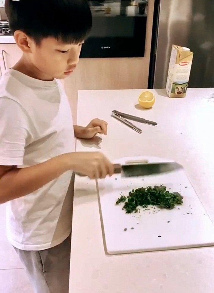 Dù không thích ăn rau nhưng Subeo cũng từng học cách sơ chế, nấu nướng với rau củ để giúp mẹ. Hồ Ngọc Hà từng đăng hình ảnh con trai cưng đang say sưa vào bếp và viết: "Em đang nấu ăn giúp mẹ ngày mưa". 