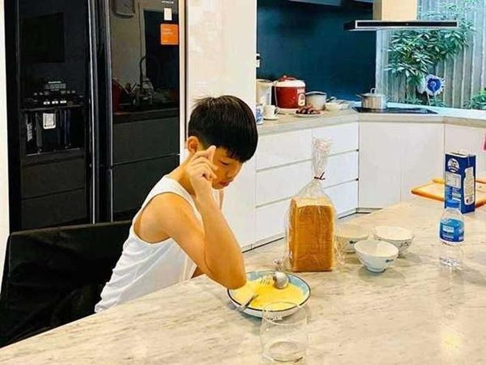 Subeo đã thành thạo nhiều công đoạn khác của việc nấu nướng, thậm chí còn hài hước học theo "Thánh rắc muối".