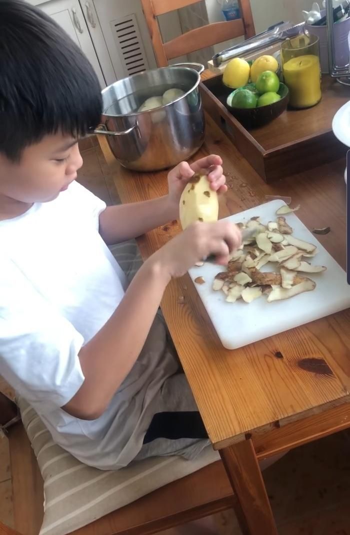 Cậu bé gọt khoai tây trong một lần vào bếp cùng bà ngoại và nhận được sự khen ngợi của mọi người.