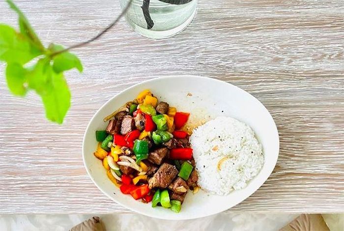 Để con ăn nhiều rau hơn, Hồ Ngọc Hà áp dụng những cách để bữa ăn hút sự hấp dẫn của cậu bé. Có lần cô làm cho Subeo món cơm thịt bò lúc lắc đầy màu sắc, vừa đẹp lại đủ chất.