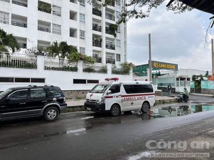 Xe cứu thương chờ đưa thi thể người xấu số khỏi hiện trường