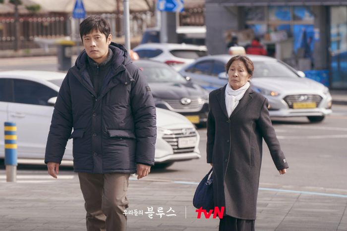 Kang Ok Dong và Lee Dong Seok hóa giải hiểu lầm. Ảnh: tvN.