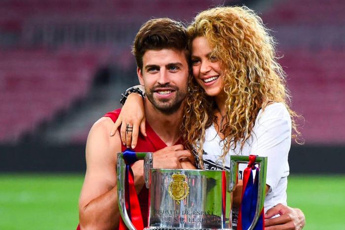  Cầu thủ Pique và nữ ca sĩ Shakira từng có chuyện tình kéo dài 11 năm với 2 con trai chung trước khi chia tay. Ảnh: People. 