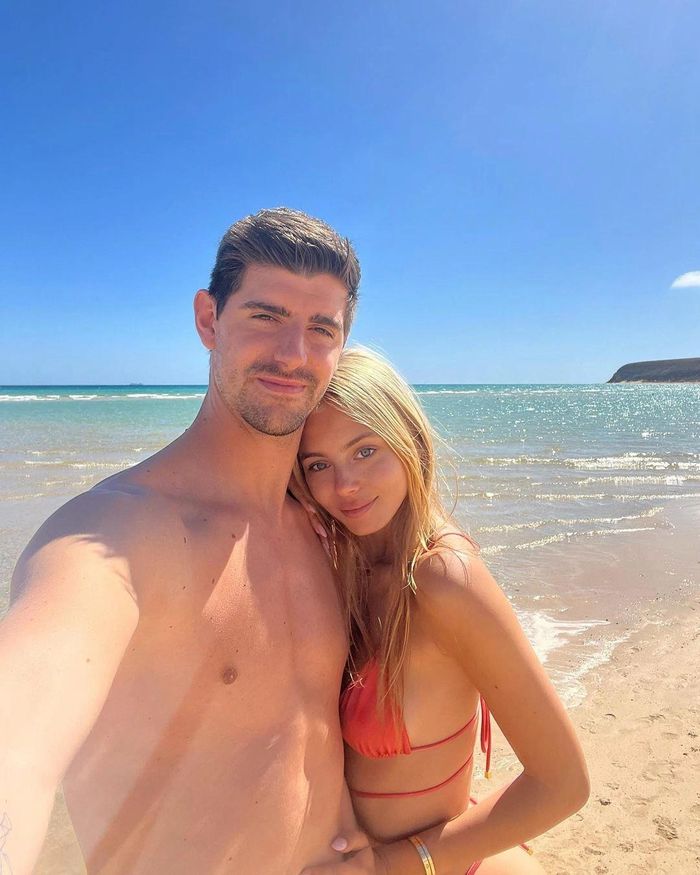 Thủ môn Thibaut Courtois bắt đầu hẹn hò với bạn gái người mẫu Mishel Gerzig sau Euro 2020. 