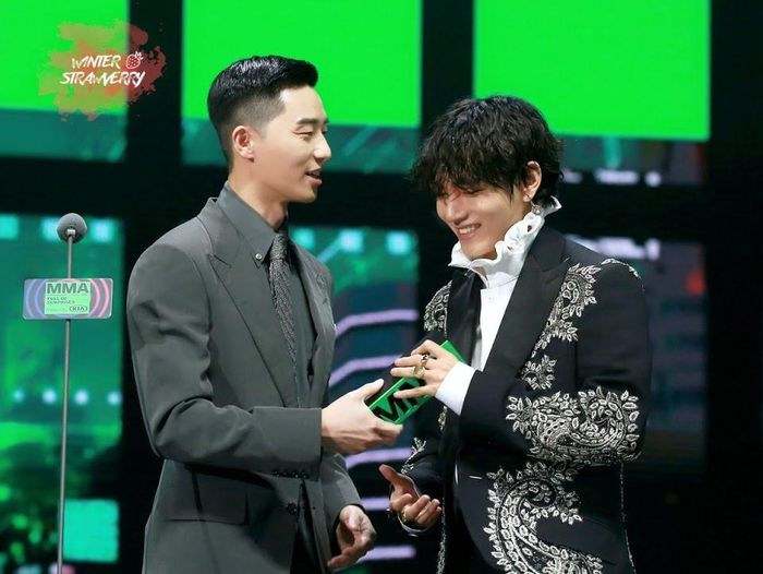 V và Park Seo Joon hào hứng khi gặp nhau trên sân khấu trao giải cuối năm