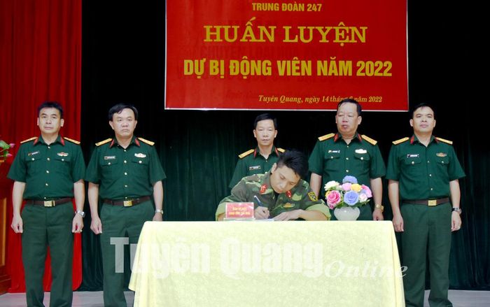 Lãnh đạo các cơ quan Bộ CHQS tỉnh và Trung đoàn 247 chứng kiến các đơn vị ký kết giao ước thi đua.