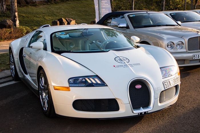  Bugatti Veyron mở đầu cho phong trào chơi hypercar tại Việt Nam. 