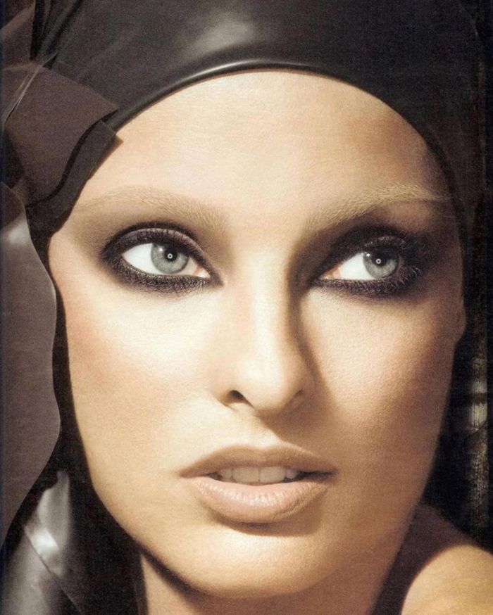  Người mẫu Linda Evangelista với lông mày tẩy. Ảnh: SCMP. 