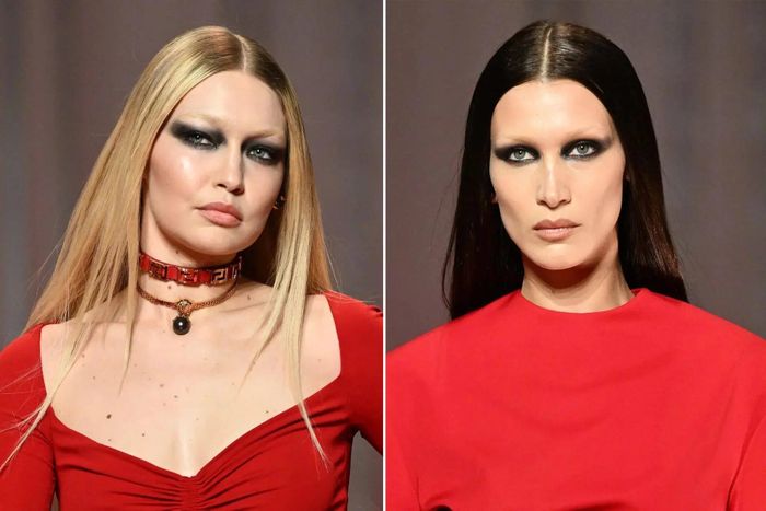  Người mẫu Gigi Hadid và Bella Hadid khoe lông mày tẩy trên sàn catwalk. Ảnh: Vogue. 