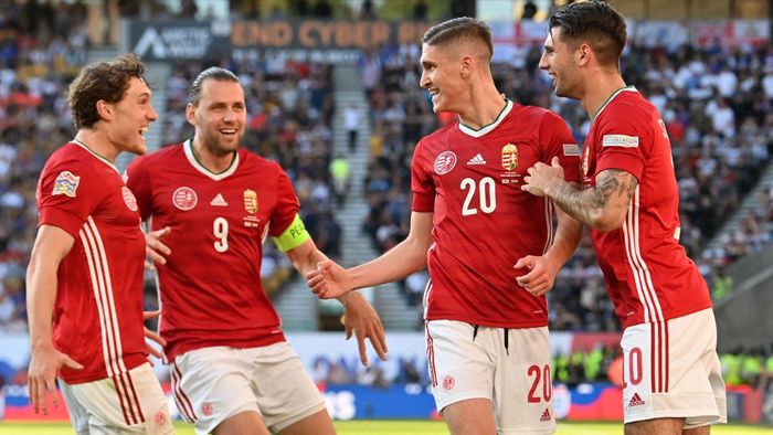 Hungary thắng 4-0 và dẫn đầu bảng
