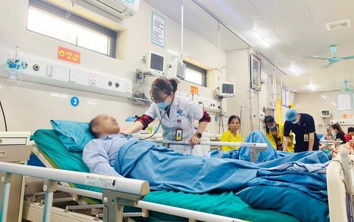 Các bác sĩ đang điều trị cho bệnh nhân.