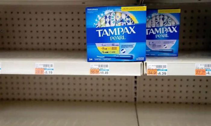 Hai hộp băng vệ sinh Tampax Pearl được bày bán trên kệ tại một cửa hàng ở Washington D.C., ngày 14/6. Ảnh: AFP 