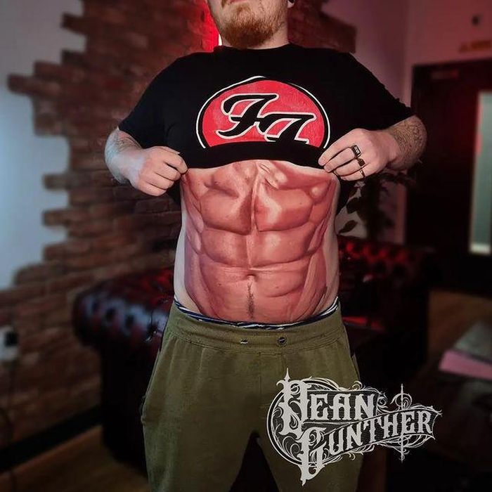  Gunther từng thực hiện hình xăm 6 múi cho một vị khách khác. Ảnh: @Dean.Gunther. 