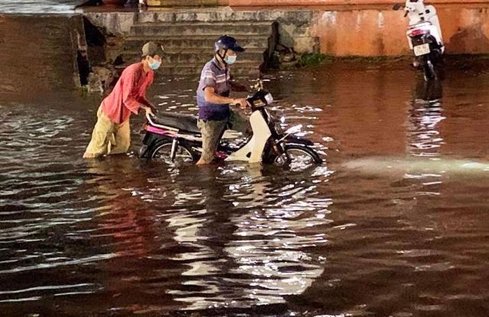 Tình trạng ngập úng tại Hà Nội trong thời gian tới tiếp tục được dự báo sẽ gặp nhiều khó khăn.