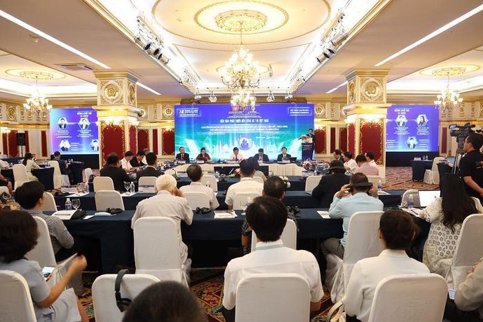 Các chuyên gia và nhà quản lý tập trung thảo luận về vai trò của chuyển đổi số trong quá trình phát triển đô thị bền vững, thông minh.