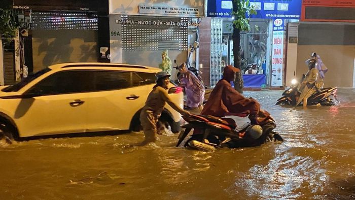 Nhiều đoạn ở phố Đội Cấn, quận Ba Đình ngập sâu sau trận mưa lớn. Ảnh: Phạm Kiên - TTXVN