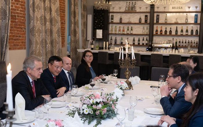 Đại sứ Đặng Minh Khôi làm việc với đại diện thành phố Saint Petersburg.