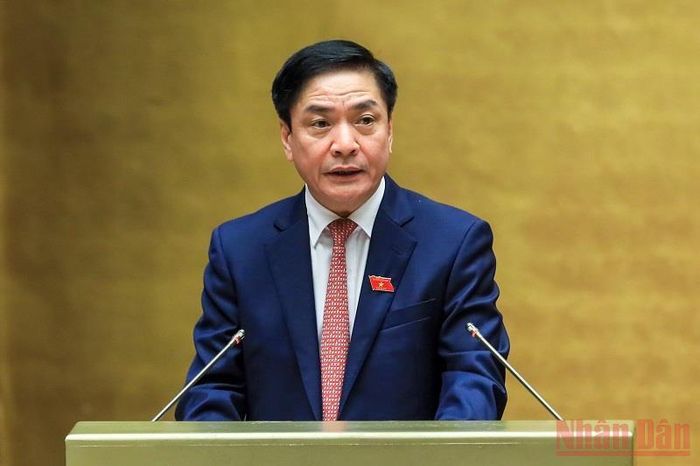 Tổng Thư ký Quốc hội, Chủ nhiệm Văn phòng Quốc hội Bùi Văn Cường trình bày Báo cáo tiếp thu, giải trình, chỉnh lý dự án Luật Kinh doanh bảo hiểm (sửa đổi). (Ảnh: LINH KHOA NGUYÊN)