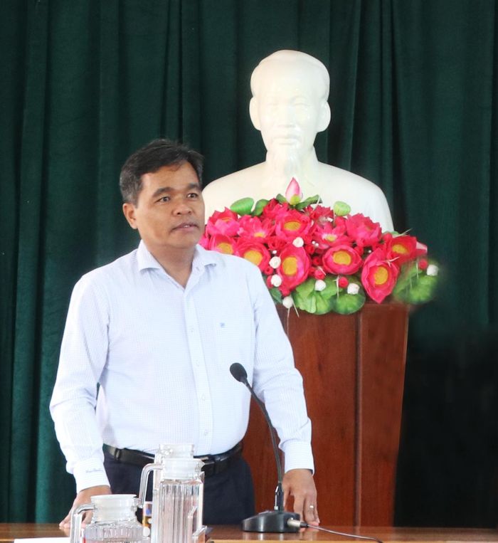Bí thư Tỉnh ủy Hồ Văn Niên mong muốn 2 đồng chí tiếp tục phát huy tinh thần đoàn kết, thống nhất để xây dựng Đảng bộ huyện ngày càng trong sạch, vững mạnh. Ảnh: Ngọc Minh