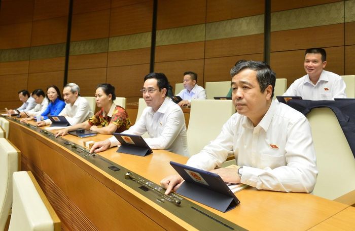 Đại biểu ấn nút biểu quyết thông qua Nghị quyết.