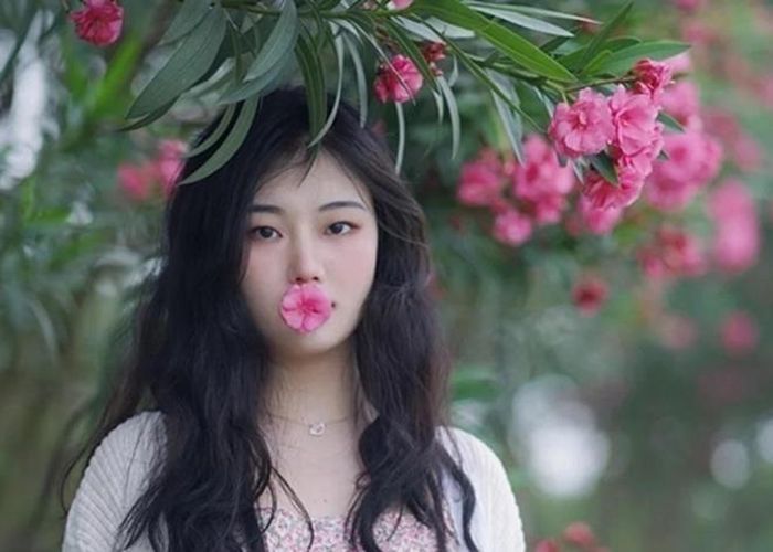 Nhiều cô gái trẻ giật mình hoảng sợ vì cũng từng chụp ảnh ngậm hoa trúc đào.
