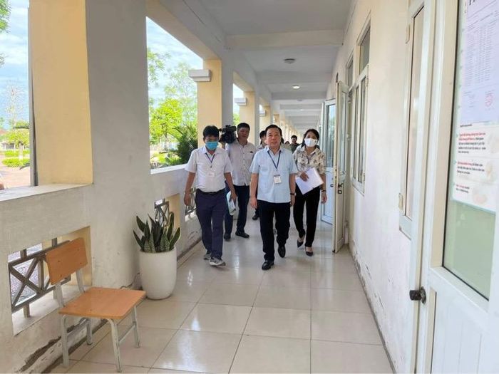 Phó Chủ tịch UBND TP Hà Nội Chử Xuân Dũng, Trưởng Ban chỉ đạo thi và tuyển sinh Hà Nội năm học 2022-2023 dẫn đầu đoàn kiểm tra điều kiện tổ chức thi tại nhiều điểm thi khu vực ngoại thành.