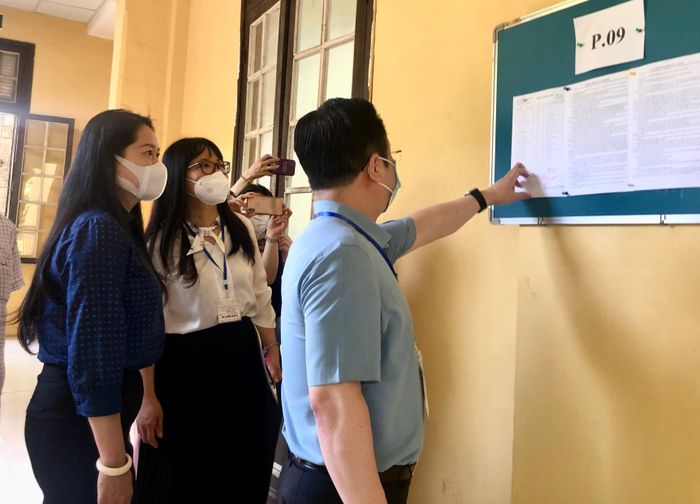 Tại điểm thi trường THPT Phan Đình Phùng, Ba Đình, Giám đốc Sở GD-ĐT Hà Nội Trần Thế Cương đã kiểm tra cơ sở vật chất 27 phòng thi để đảm bảo điều kiện tốt nhất cho thí sinh dự thi.