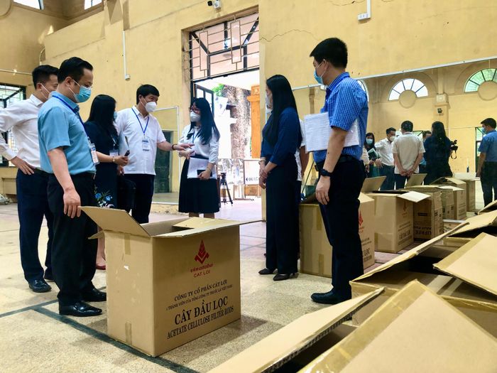 Năm nay, theo quy định mới, các điểm thi phải bố trí khu lưu giữ vật dụng của thí sinh cách phòng thi 25 mét để đảm bảo phòng chống gian lận thi cử bằng thiết bị công nghệ cao.