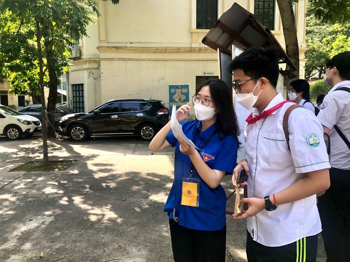 Hoạt động tư vấn, hướng dẫn thí sinh dự thi được các anh chị lớp 11 tổ chức nhiệt tình.