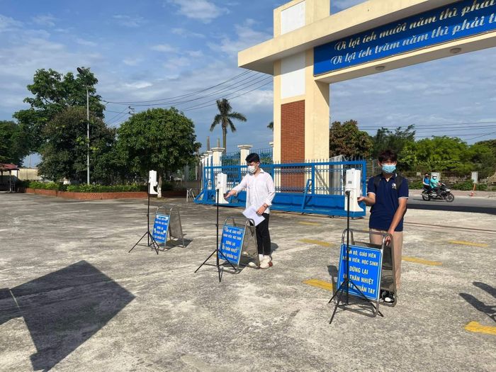 Tại điểm trường THPT Đông Mỹ, huyện Thanh Trì, việc phân luồng, đo nhiệt độ trước khi thí sinh vào phòng thi được thực hiện nghiêm túc, đúng quy định.