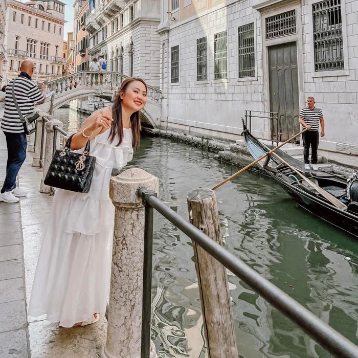  Ban đầu, chị Oanh không đề phòng khi check-in tại Venice. 