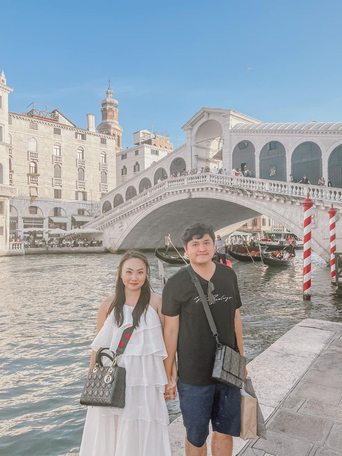  Sau đó, vợ chồng chị mua thêm quai đeo thủ công để đảm bảo an toàn. 