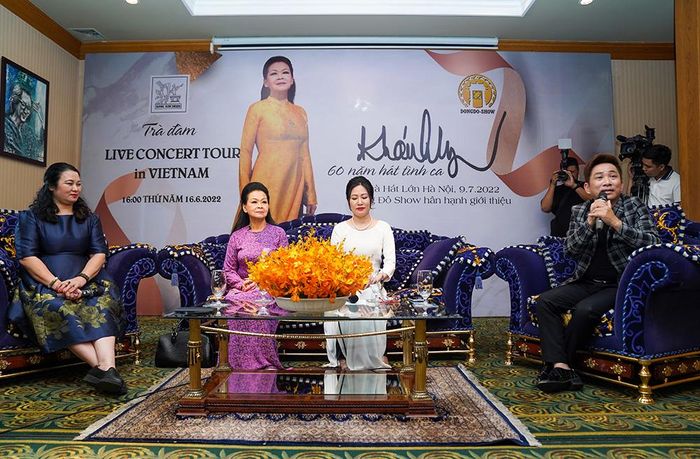 Ca sĩ Quang Thành (ngoài cùng bên phải) chia sẻ về tour diễn cuối của danh ca Khánh Ly