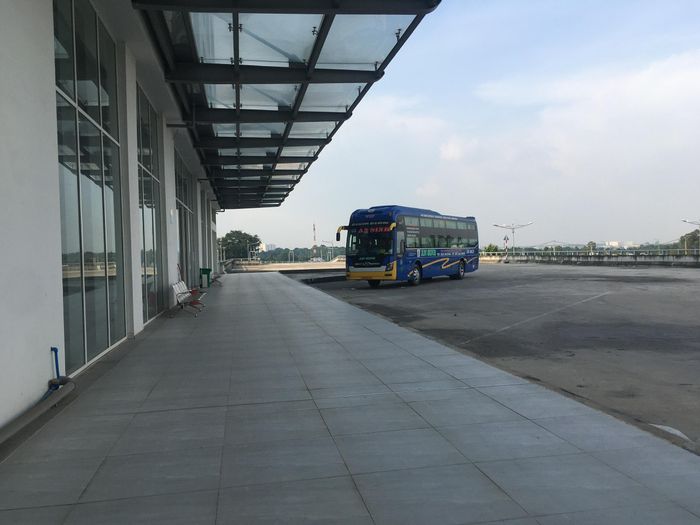 Theo đại diện BXMĐ, đến thời điểm này hai bến cũ và mới vẫn đang trong quá trình di dời thuộc giai đoạn 1. Sau khi các tuyến ở giai đoạn 1 ổn định, TPHCM sẽ tiếp tục di dời các tuyến khác trong giai đoạn 2. 