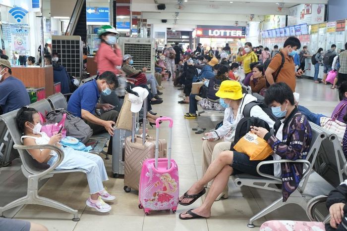 Trong khi đó, tại bến xe miền Đông cũ, tính từ ngày 1 đến 13-6, mỗi ngày trung bình có 12.930 hành khách và 783 xe xuất bến, con số này tăng mạnh, đột biến vào các dịp lễ, tết. 