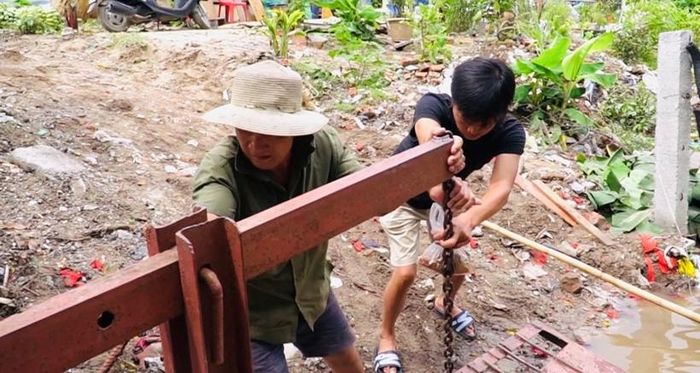  Mỗi lượt người và xe đi đò giúp người lái đò kiếm được 10.000 - 20.000 đồng. 