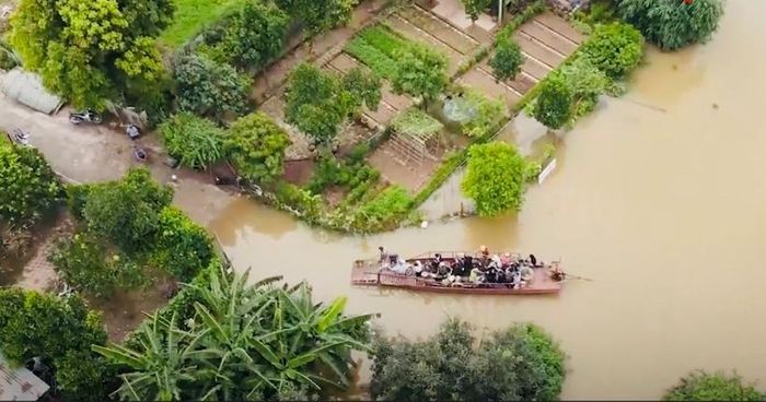 Do nước ngập sâu người dân bãi giữa sông Hồng chật vật dùng đò để di chuyển.