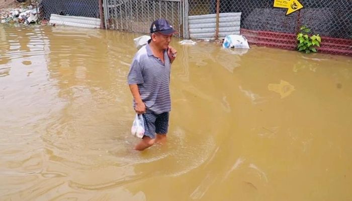  Người dân khó khăn trong lúc di chuyển vì nước ngập đến tận đầu gối. Đáng chú ý, một số đoạn ngập 2 - 3m.