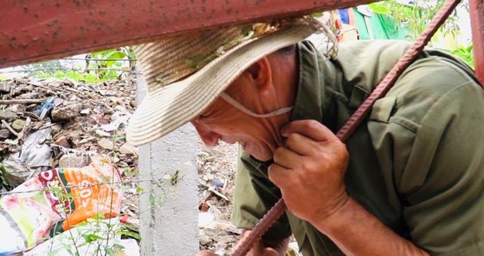  Để đò di chuyển được thì chủ lái đò gặp rất nhiều khó khăn do vướng phải cọc đá bên dưới.