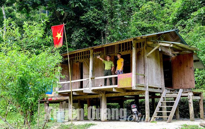 Chốt Kiểm lâm bảo vệ rừng được đặt ngay cửa ngõ ra, vào thôn. 
