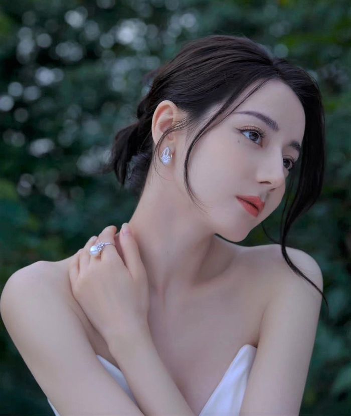 Địch Lệ Nhiệt Ba là nữ diễn viên đắt show nhất hiện nay ở Trung Quốc. Ảnh: Sina.