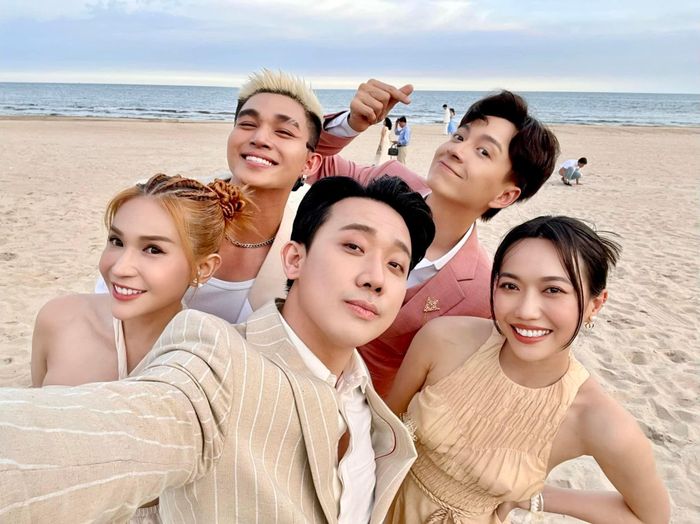  Diệu Nhi, Khả Như rạng rỡ trong ngày vui của đồng nghiệp. Sau thời gian đón và giao lưu với khách mời, cô dâu, chú rể cùng nhau thực hiện các nghi lễ từ 17h. Đến 19h, họ cùng khách mời dùng tiệc tối. Khoảng 20h30 trở đi là thời gian để vui chơi trên bãi biển. 